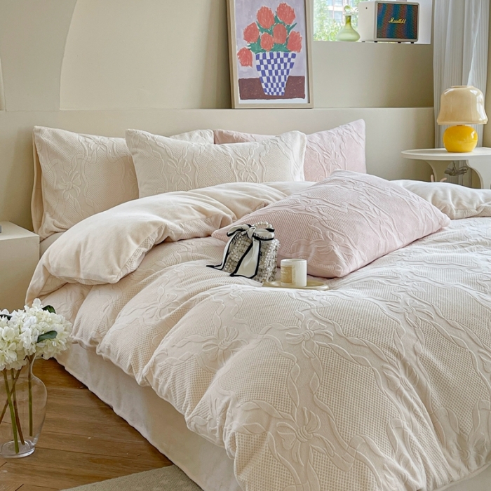 91家纺网 家纺一手货源 找家纺 六巷胡同  2023新款韩系ins小香风蝴蝶结牛奶绒四件套 茉莉白