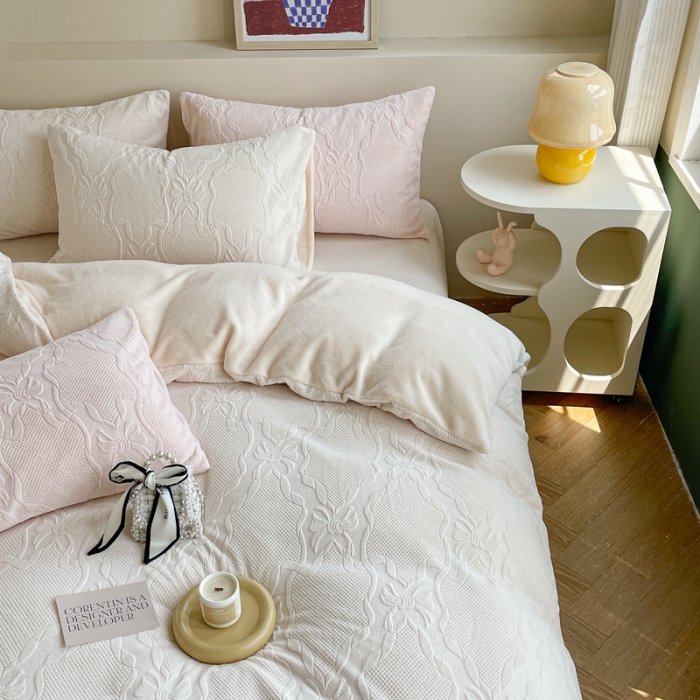 91家纺网 家纺一手货源 找家纺 六巷胡同  2023新款韩系ins小香风蝴蝶结牛奶绒四件套 茉莉白