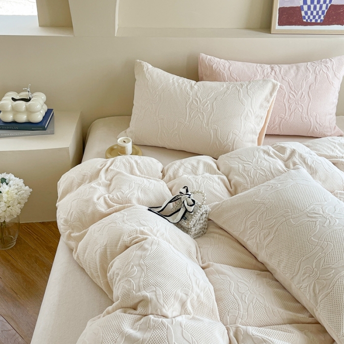 91家纺网 家纺一手货源 找家纺 六巷胡同  2023新款韩系ins小香风蝴蝶结牛奶绒四件套 茉莉白