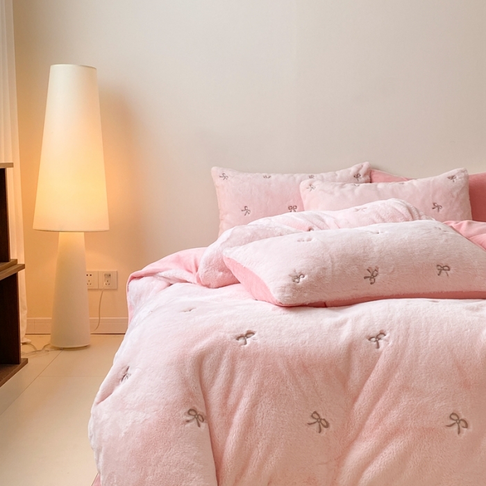 91家纺网 家纺一手货源 找家纺 蜜柚 2024新款兔毛绒牛奶绒小清新绣花套件 蝴蝶结