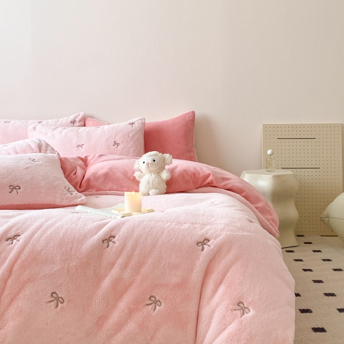 91家纺网 家纺一手货源 找家纺 蜜柚 2024新款兔毛绒牛奶绒小清新绣花套件 蝴蝶结