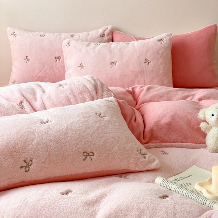 91家纺网 家纺一手货源 找家纺 蜜柚 2024新款兔毛绒牛奶绒小清新绣花套件 蝴蝶结