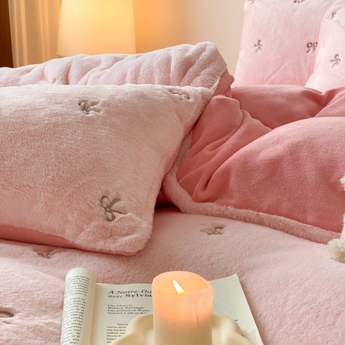 91家纺网 家纺一手货源 找家纺 蜜柚 2024新款兔毛绒牛奶绒小清新绣花套件 蝴蝶结