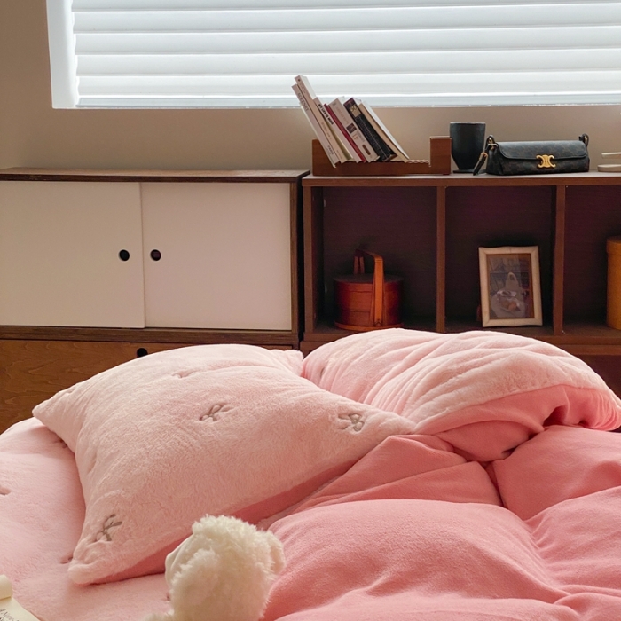 91家纺网 家纺一手货源 找家纺 蜜柚 2024新款兔毛绒牛奶绒小清新绣花套件 蝴蝶结