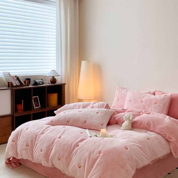 91家纺网 家纺一手货源 找家纺 蜜柚 2024新款兔毛绒牛奶绒小清新绣花套件 领结兔