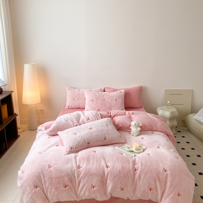 91家纺网 家纺一手货源 找家纺 蜜柚 2024新款兔毛绒牛奶绒小清新绣花套件 领结兔