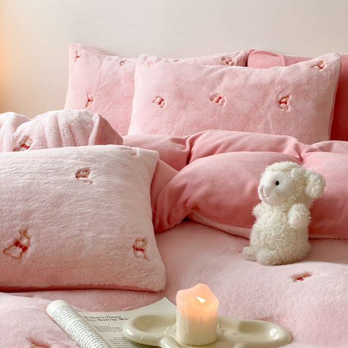 91家纺网 家纺一手货源 找家纺 蜜柚 2024新款兔毛绒牛奶绒小清新绣花套件 领结兔