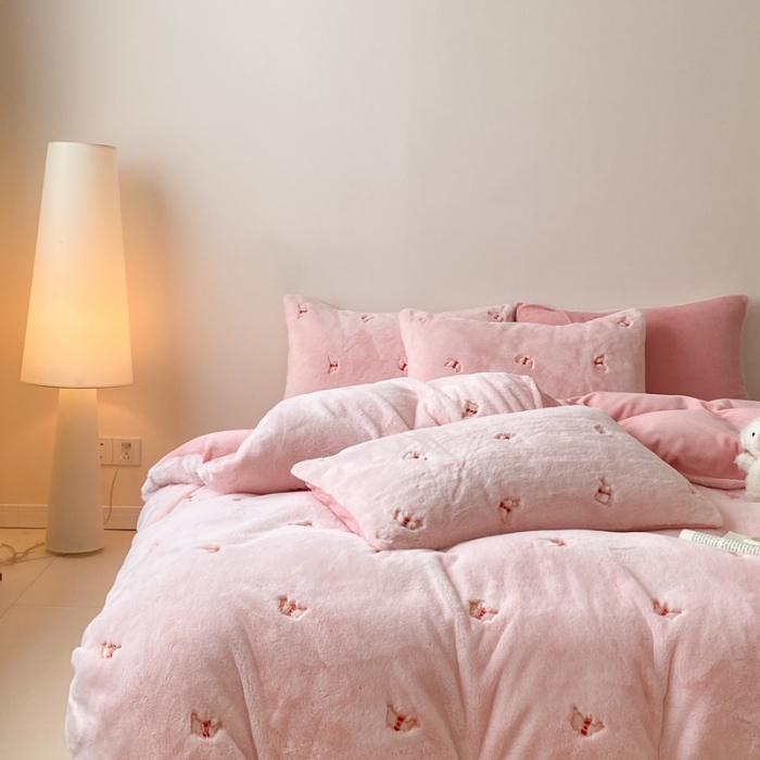 91家纺网 家纺一手货源 找家纺 蜜柚 2024新款兔毛绒牛奶绒小清新绣花套件 领结兔