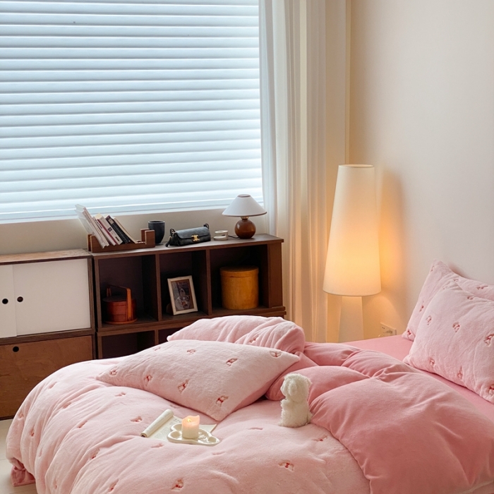 91家纺网 家纺一手货源 找家纺 蜜柚 2024新款兔毛绒牛奶绒小清新绣花套件 领结兔