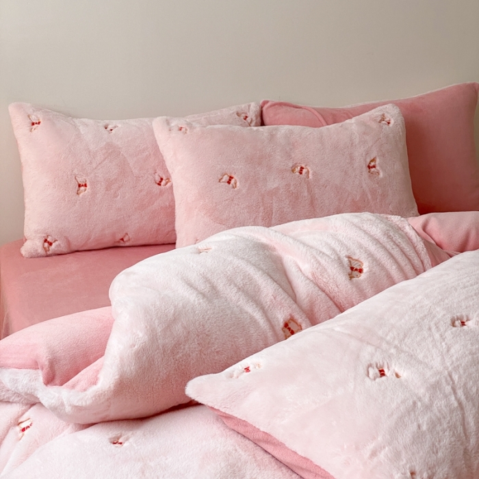 91家纺网 家纺一手货源 找家纺 蜜柚 2024新款兔毛绒牛奶绒小清新绣花套件 领结兔