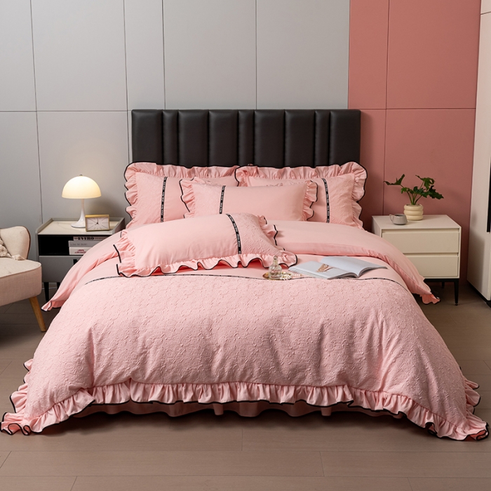 91家纺网 家纺一手货源 找家纺 乐卧家居 2026新款时尚压花撞色织带荷叶边四件套-丽可-粉