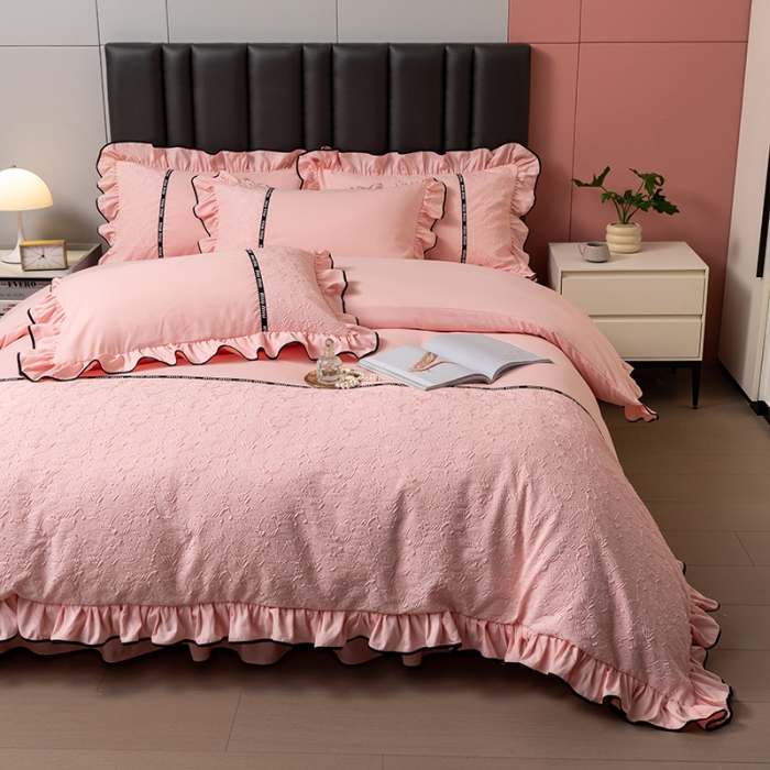 91家纺网 家纺一手货源 找家纺 乐卧家居 2026新款时尚压花撞色织带荷叶边四件套-丽可-粉