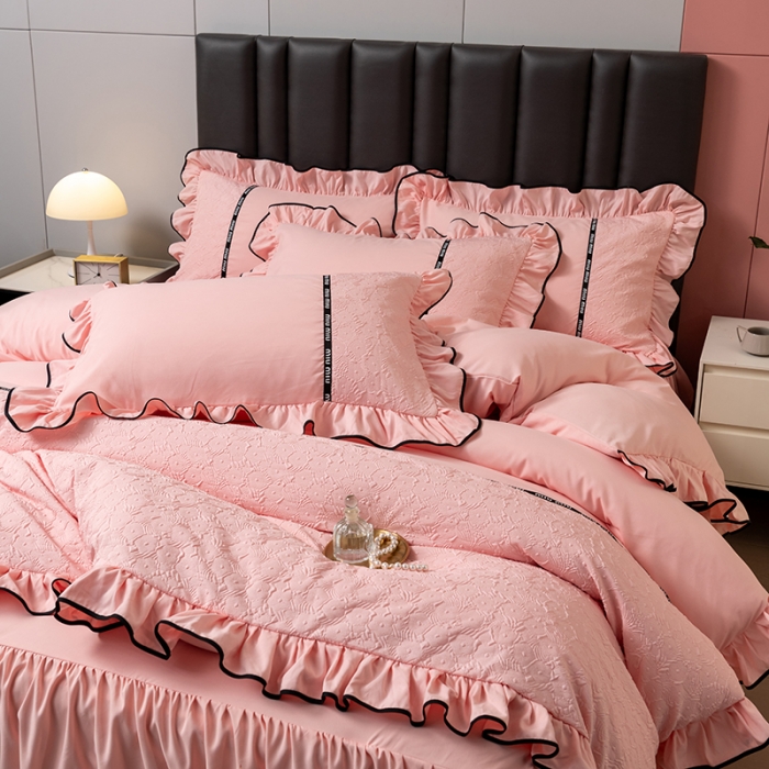 91家纺网 家纺一手货源 找家纺 乐卧家居 2026新款时尚压花撞色织带荷叶边四件套-丽可-粉