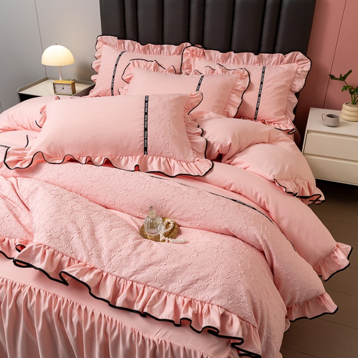 91家纺网 家纺一手货源 找家纺 乐卧家居 2026新款时尚压花撞色织带荷叶边四件套-丽可-粉