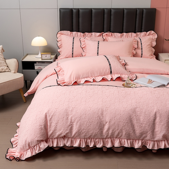 91家纺网 家纺一手货源 找家纺 乐卧家居 2026新款时尚压花撞色织带荷叶边四件套-丽可-粉