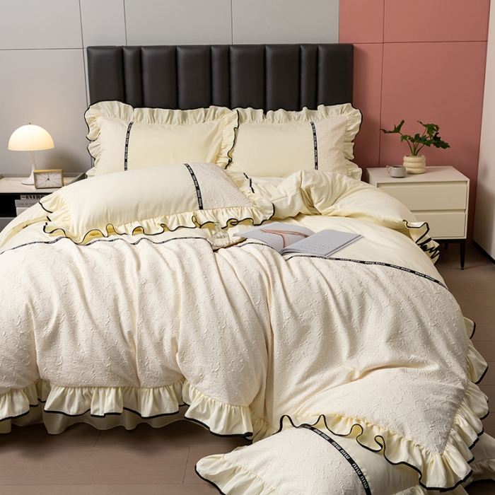 91家纺网 家纺一手货源 找家纺 乐卧家居 2026新款时尚压花撞色织带荷叶边四件套-丽可-黄