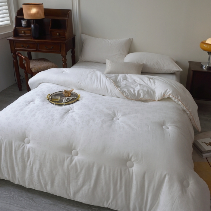 91家纺网 家纺一手货源 找家纺 德芙 2023新款全棉40s大提花酒店风冬被 卡洛儿