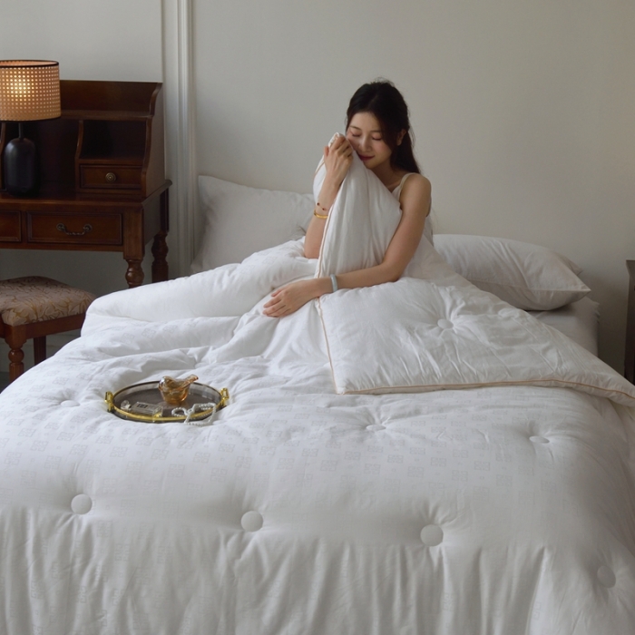 91家纺网 家纺一手货源 找家纺 德芙 2023新款全棉40s大提花酒店风冬被 卡洛儿