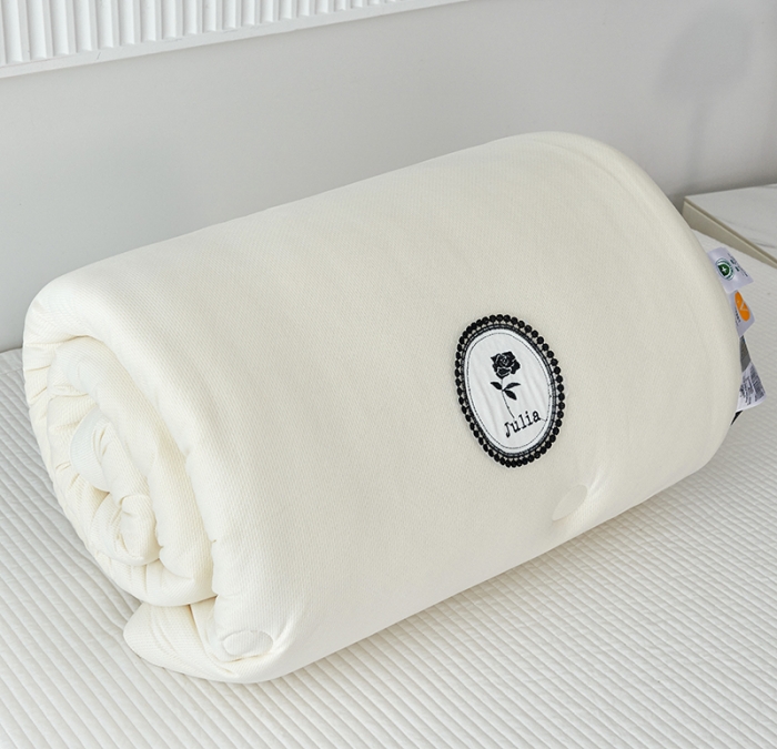 91家纺网 家纺一手货源 找家纺 丽卡家纺 2023新款A类针织提花大豆被-巴黎之都 巴黎之都-米白