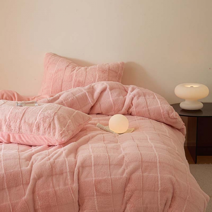 91家纺网 家纺一手货源 找家纺 沐棉 2023新款秋冬加厚保暖兔毛绒牛奶绒四件套 方格-粉