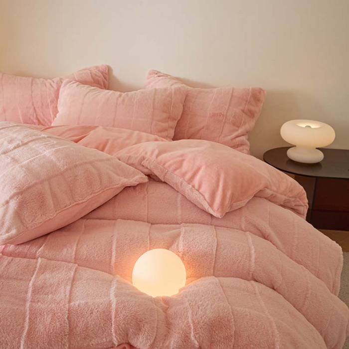 91家纺网 家纺一手货源 找家纺 沐棉 2023新款秋冬加厚保暖兔毛绒牛奶绒四件套 方格-粉