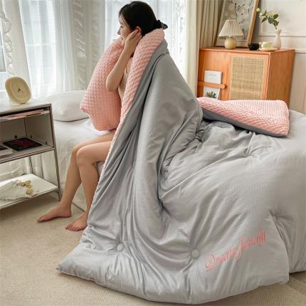 91家纺网 家纺一手货源 找家纺 （总）卡派 2023新款AB版泡泡纱豆豆绒保暖被