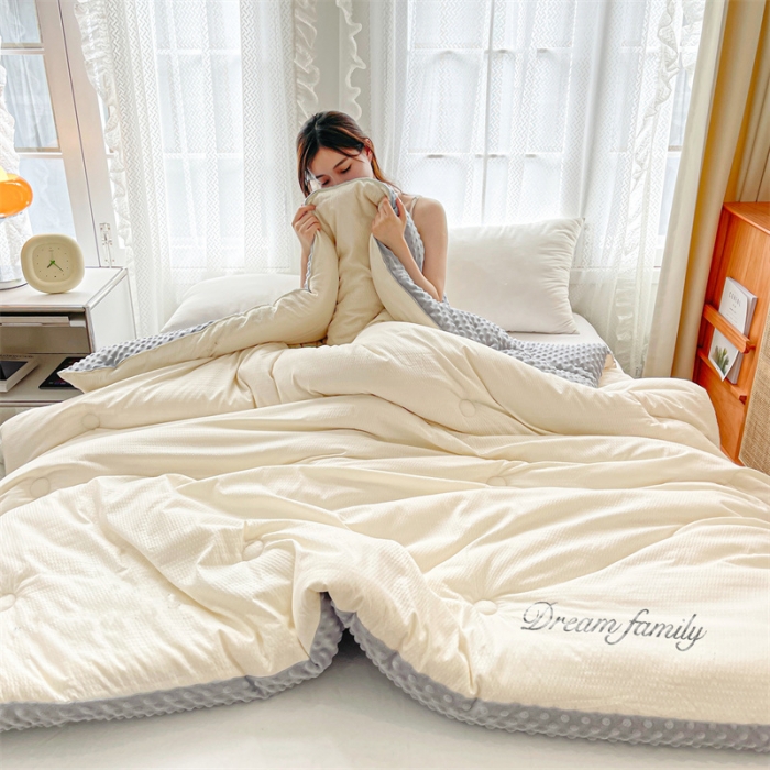 91家纺网 家纺一手货源 找家纺 卡派 2023新款AB版泡泡纱豆豆绒保暖被 豆豆绒-白灰