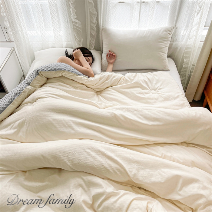 91家纺网 家纺一手货源 找家纺 卡派 2023新款AB版泡泡纱豆豆绒保暖被 豆豆绒-白灰