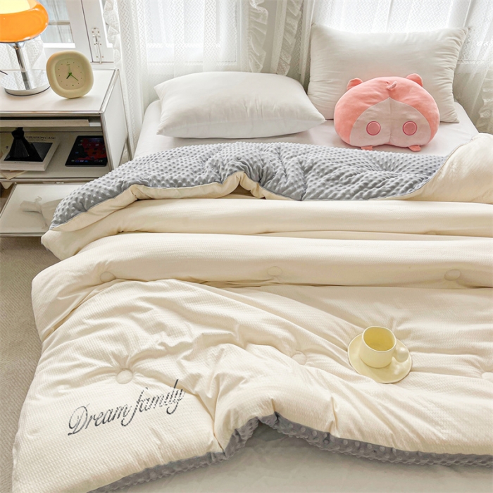 91家纺网 家纺一手货源 找家纺 卡派 2023新款AB版泡泡纱豆豆绒保暖被 豆豆绒-白灰