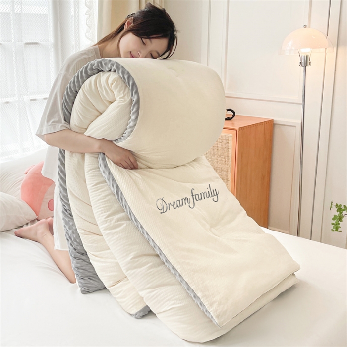 91家纺网 家纺一手货源 找家纺 卡派 2023新款AB版泡泡纱豆豆绒保暖被 豆豆绒-白灰