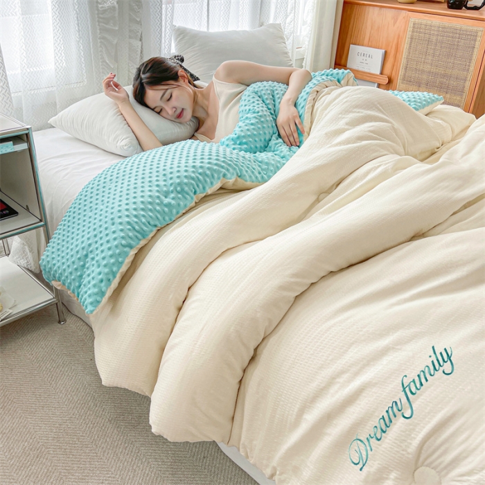 91家纺网 家纺一手货源 找家纺 卡派 2023新款AB版泡泡纱豆豆绒保暖被 豆豆绒-白蓝