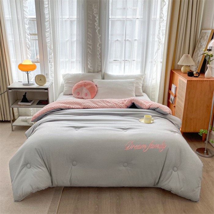 91家纺网 家纺一手货源 找家纺 卡派 2023新款AB版泡泡纱豆豆绒保暖被 豆豆绒-灰玉