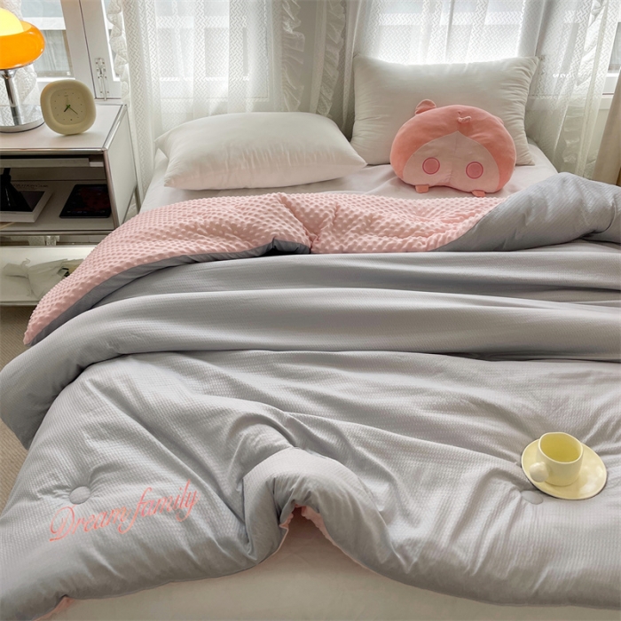 91家纺网 家纺一手货源 找家纺 卡派 2023新款AB版泡泡纱豆豆绒保暖被 豆豆绒-灰玉