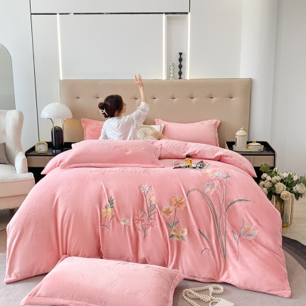 91家纺网 家纺一手货源 找家纺 漫布云2025大版花卉牛奶绒四件套婴儿宝宝兔兔绒法莱金貂绒刺绣花四件套