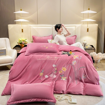 91家纺网 家纺一手货源 找家纺 漫布云2025大版花卉牛奶绒四件套婴儿宝宝兔兔绒法莱金貂绒刺绣花四件套