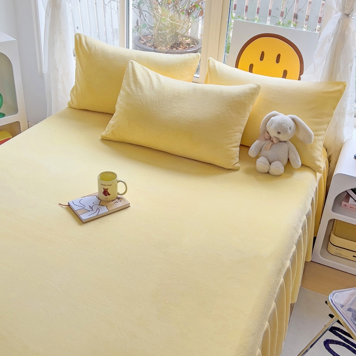 91家纺网 家纺一手货源 找家纺 极梦家纺（支持定制） 2025新款纯色高克重韩版牛奶绒单床裙三件套 牛奶黄