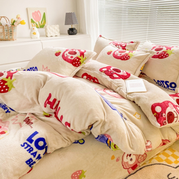 91家纺网 家纺一手货源 找家纺 妖妖家纺 2023新款 法莱绒加厚保暖四件套 草莓熊