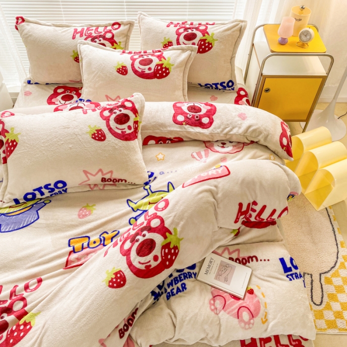 91家纺网 家纺一手货源 找家纺 妖妖家纺 2023新款 法莱绒加厚保暖四件套 草莓熊