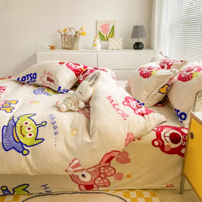 91家纺网 家纺一手货源 找家纺 妖妖家纺 2023新款 法莱绒加厚保暖四件套 草莓熊