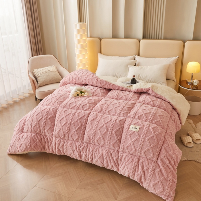 91家纺网 家纺一手货源 找家纺 卡派 2023新款加厚雕花绒宝宝绒塔芙蓉保暖冬被 粉