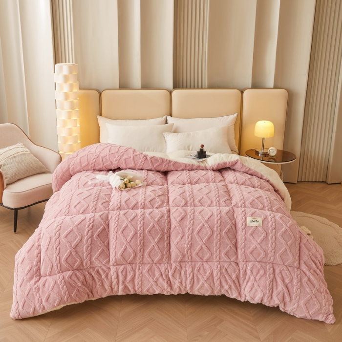 91家纺网 家纺一手货源 找家纺 卡派 2023新款加厚雕花绒宝宝绒塔芙蓉保暖冬被 粉