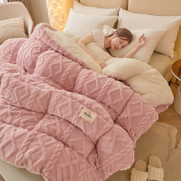 91家纺网 家纺一手货源 找家纺 卡派 2023新款加厚雕花绒宝宝绒塔芙蓉保暖冬被 粉