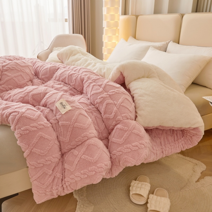 91家纺网 家纺一手货源 找家纺 卡派 2023新款加厚雕花绒宝宝绒塔芙蓉保暖冬被 粉