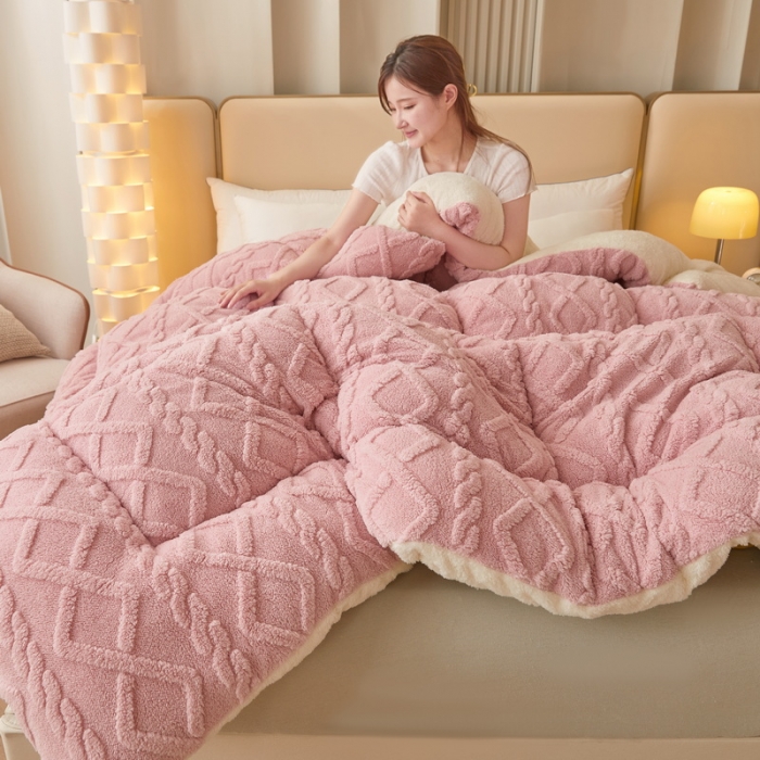 91家纺网 家纺一手货源 找家纺 卡派 2023新款加厚雕花绒宝宝绒塔芙蓉保暖冬被 粉