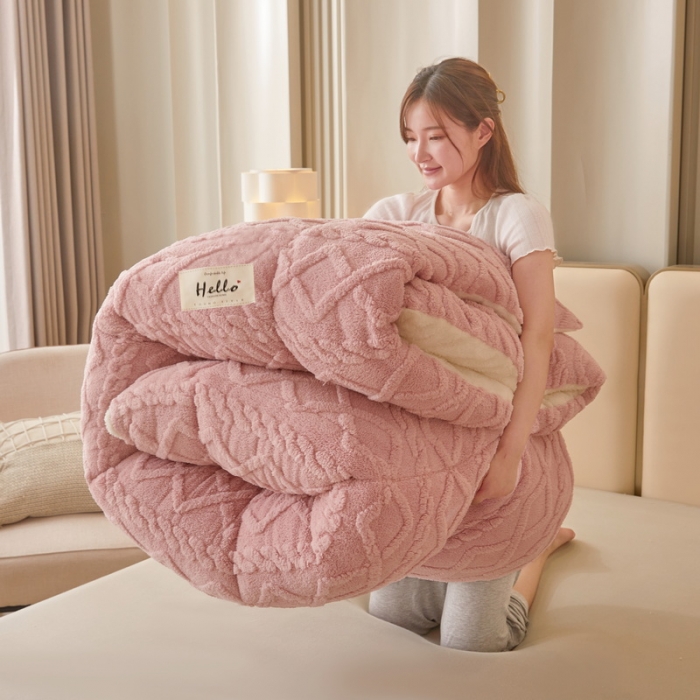 91家纺网 家纺一手货源 找家纺 卡派 2023新款加厚雕花绒宝宝绒塔芙蓉保暖冬被 粉