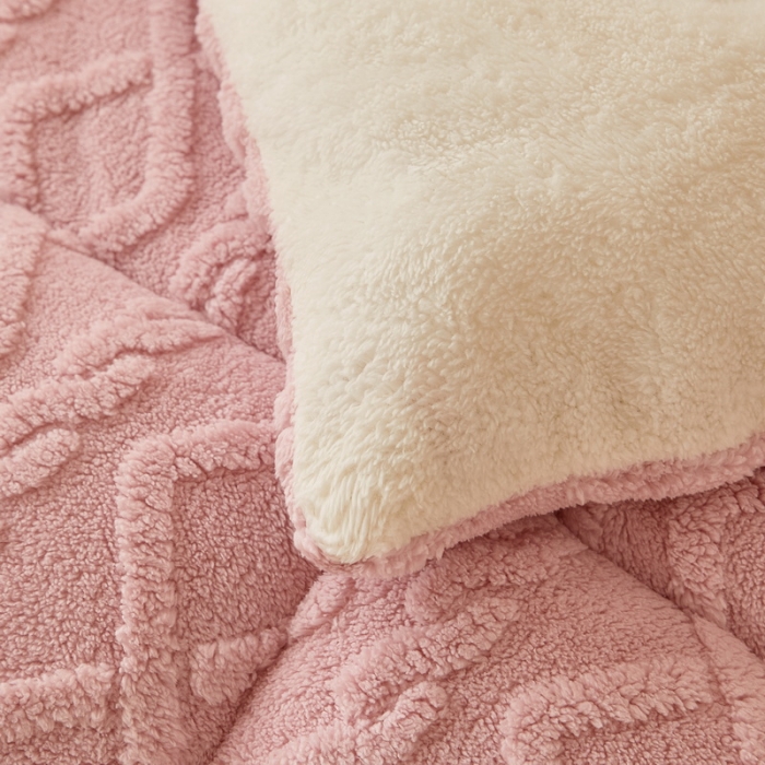 91家纺网 家纺一手货源 找家纺 卡派 2023新款加厚雕花绒宝宝绒塔芙蓉保暖冬被 粉
