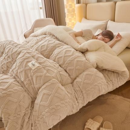 91家纺网 家纺一手货源 找家纺 卡派 2023新款加厚雕花绒宝宝绒塔芙蓉保暖冬被 米驼
