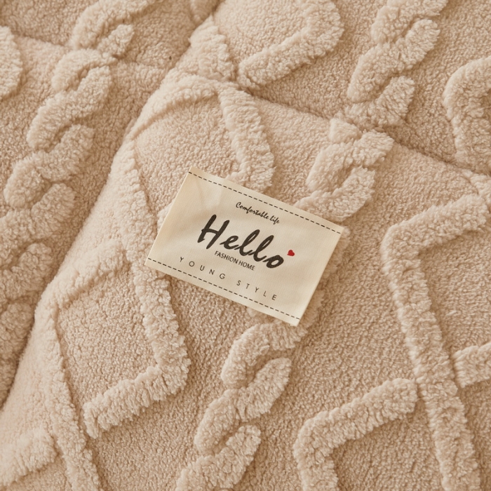 91家纺网 家纺一手货源 找家纺 卡派 2023新款加厚雕花绒宝宝绒塔芙蓉保暖冬被 米驼