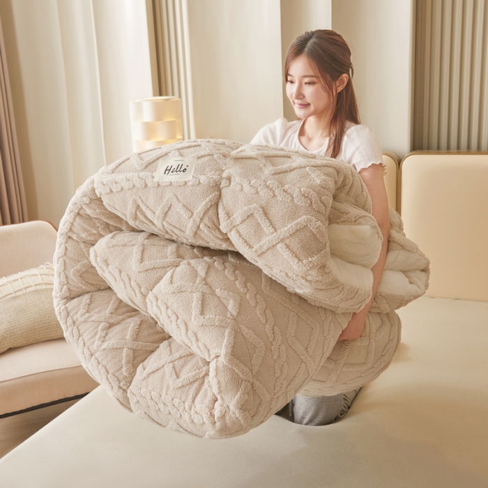 91家纺网 家纺一手货源 找家纺 卡派 2023新款加厚雕花绒宝宝绒塔芙蓉保暖冬被 米驼