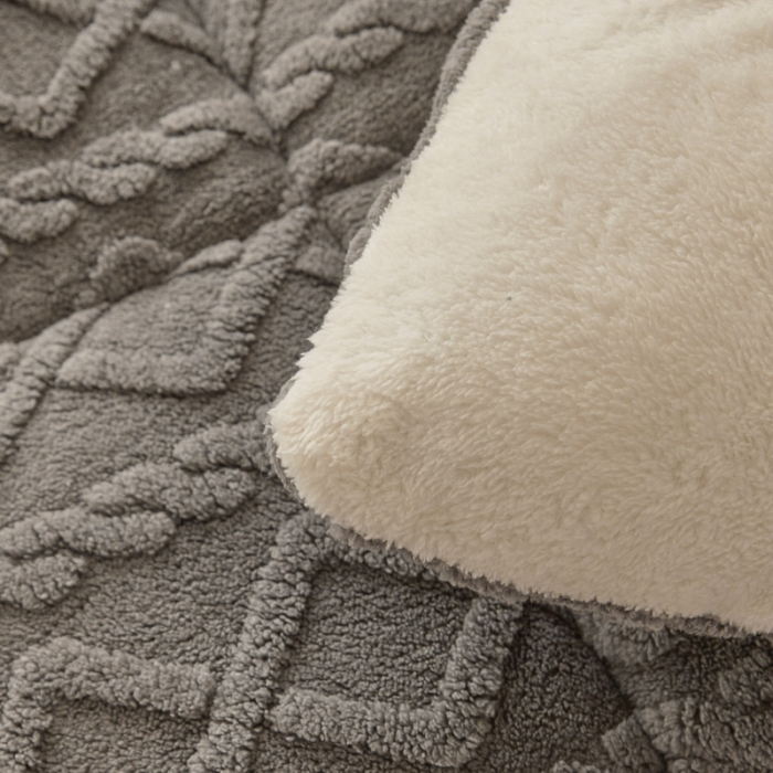 91家纺网 家纺一手货源 找家纺 卡派 2023新款加厚雕花绒宝宝绒塔芙蓉保暖冬被 魔力灰